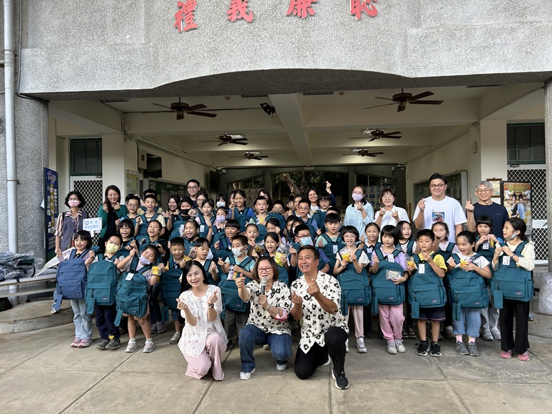 藝人到校送暖大合照